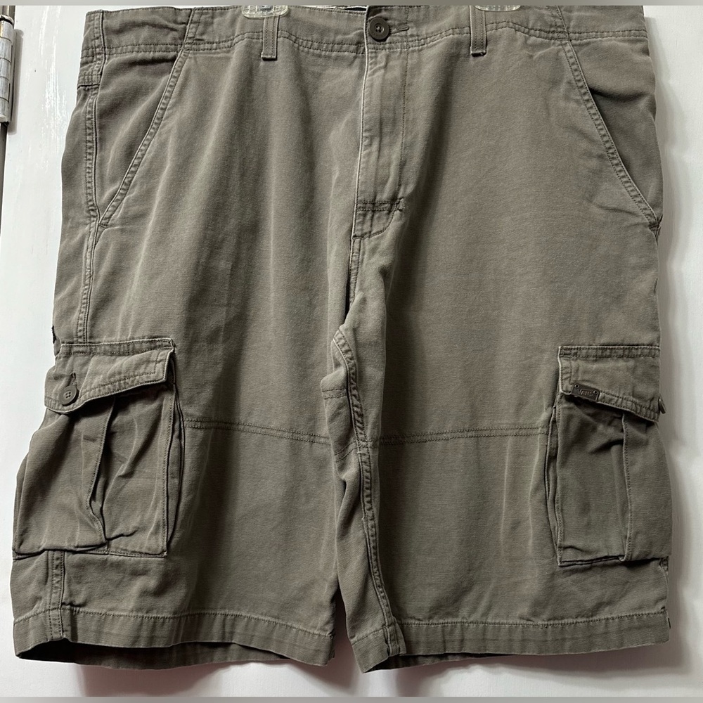 Men's Vans Cargo Shorts 
Like new, size 38